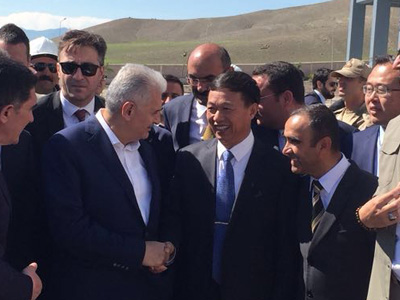 董事長王家安與時任土耳其總理耶爾德勒姆共同出席鵬飛集團在土耳其承建的3000t/d水泥生產(chǎn)線剪彩儀式，并親切交談